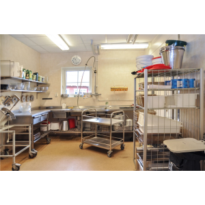 Chariot inox 2 tablettes de 825 x 500 mm dans les cuisines