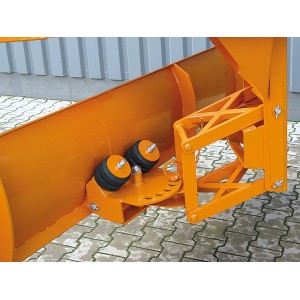 Déneigeuse pour chariot élévateur avec compensation automatique de niveau