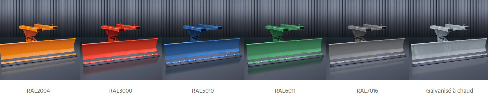 Déneigeuse pour chariot élévateur avec compensation automatique de niveau